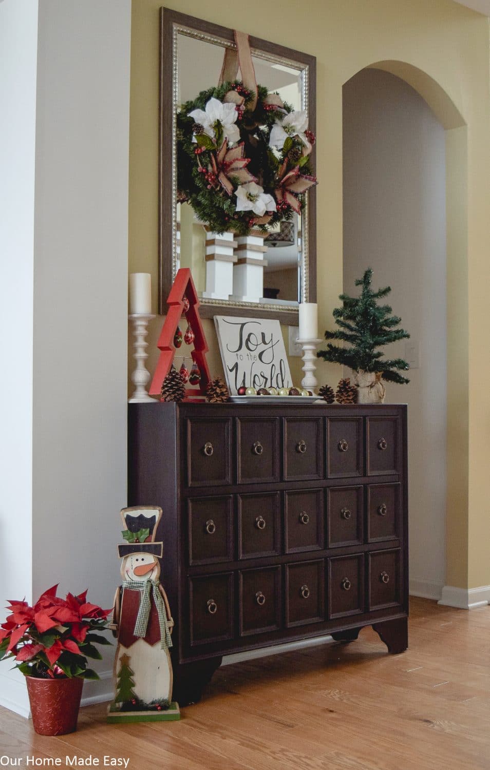 A Simple Christmas Entryway – Our Home Made Easy